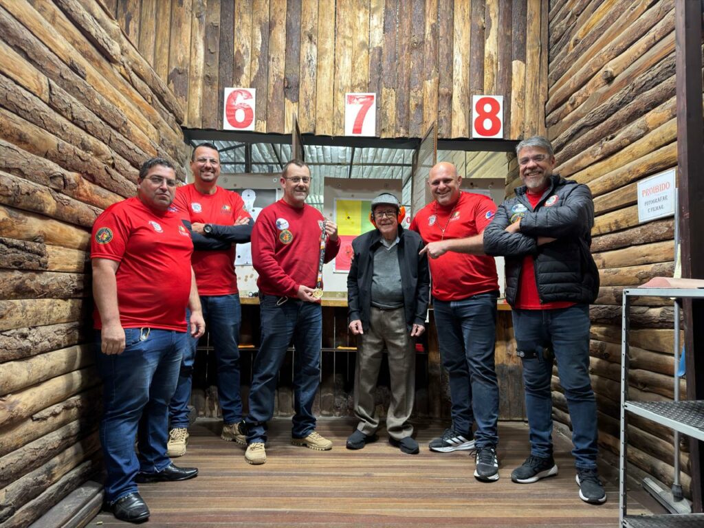 É uma grande honra para nós ter em nosso quadro social o atleta Sr. Carlos Oscar Franke Quadros. Nascido em 1931, hoje, aos 95 anos, segue ativo no tiro esportivo, demonstrando que dedicação, disciplina e paixão pelo esporte não têm idade. Sua presença é motivo de orgulho para todos nós e um verdadeiro exemplo de longevidade, perseverança e amor pelo tiro esportivo. Parabéns, Sr. Carlos Oscar, por sua trajetória e por continuar fazendo parte da nossa história!